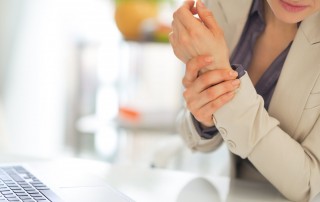 woman experiencing hand pain due to carpal tunnel