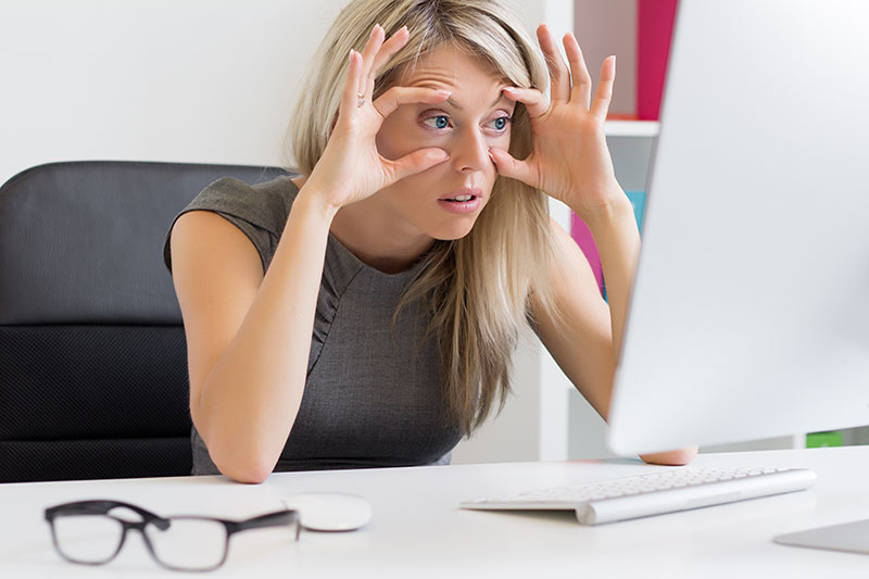 woman-unable-to-sleep-becuase-of-carpal-tunnel woman unable to sleep because of numb hands at night